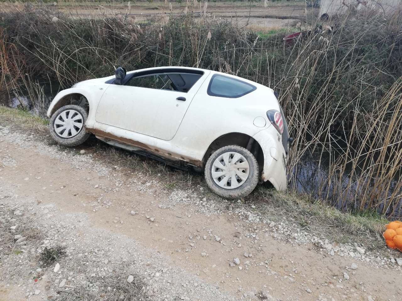 FOTO Auto u Pločama sletio s ceste i ostao visjeti nad kanalom. Putnici spašeni